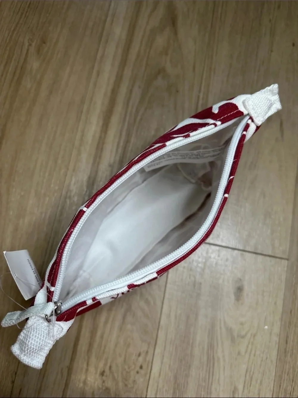 Vuori Holiday 25 Pouch — Strawberry,